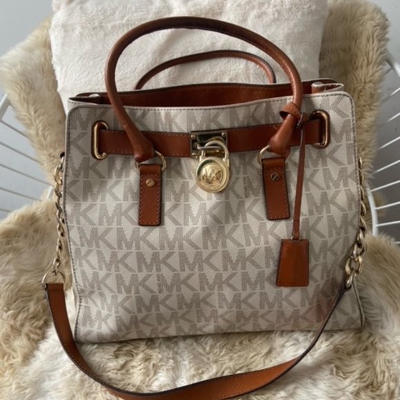 Michael Kors Hamilton Large Tote in Vanilla - Picture 5 of 11